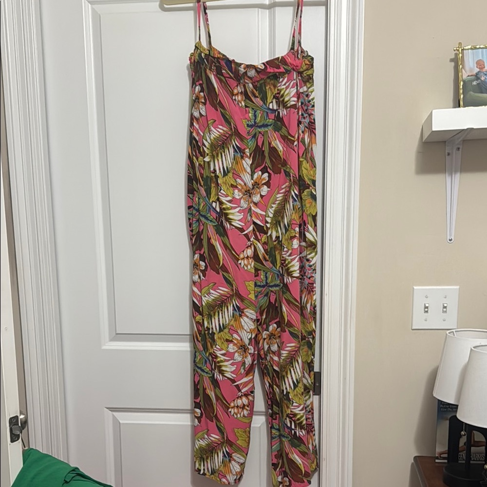 Adorable silky tropical pant suit